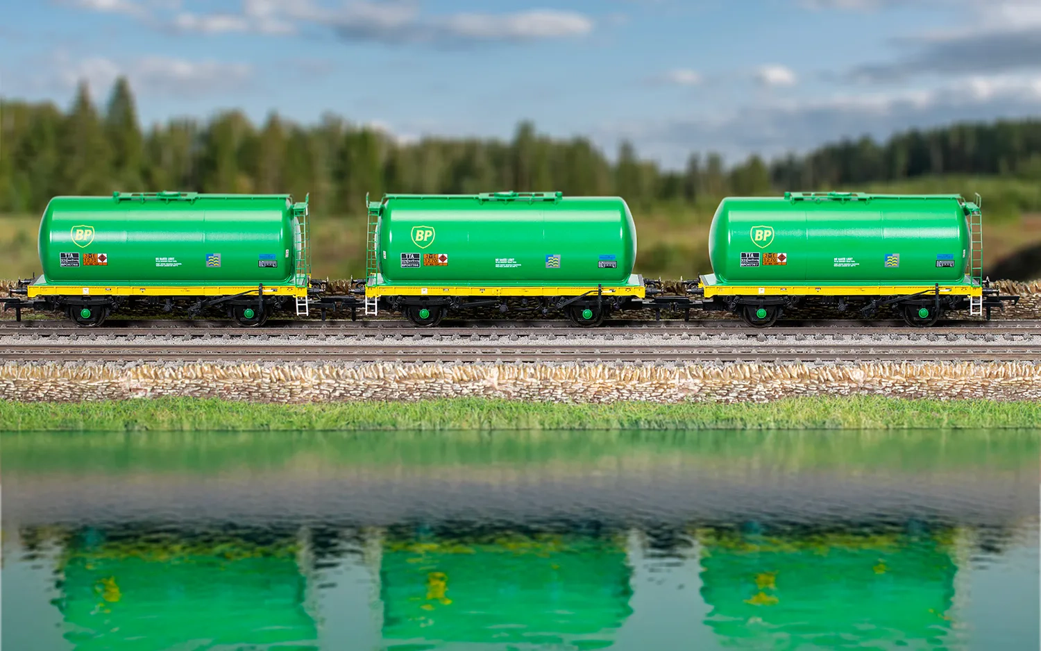 HORNBY R60291 BP - TTA - 67766-7-8 - Triple Pack Tanker Wagons - Image 9